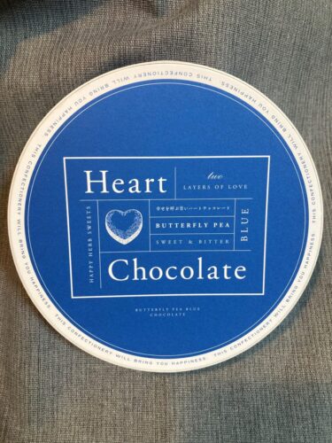 青いハートチョコレート箱の表面